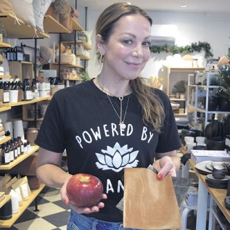 La styliste de mode et entrepreneuse Fannie Laroche désire lancer la production de cuirs végétaux au Québec. Photos : David Riendeau