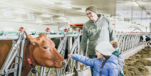Génération après génération, chez les Leclerc, la ferme est un terrain fertile pour la transmission de valeurs. Photo : Emilie Nault-Simard