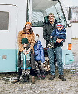 En janvier, Mickaël, Tanya et leurs enfants mettront le cap sur le Mexique à bord de leur maison sur roues. Photo : Emilie Nault-Simard