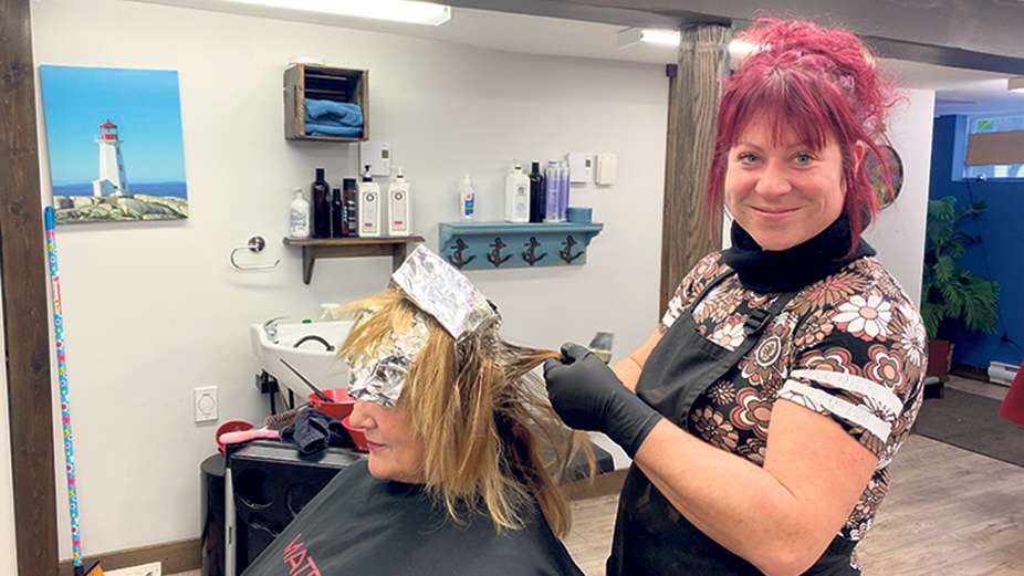 La productrice bovine Mélanie Rivard consacre au moins une journée par semaine à sa passion pour la coiffure, qui lui permet de faire son « social ». Photo : Émilie Parent-Bouchard