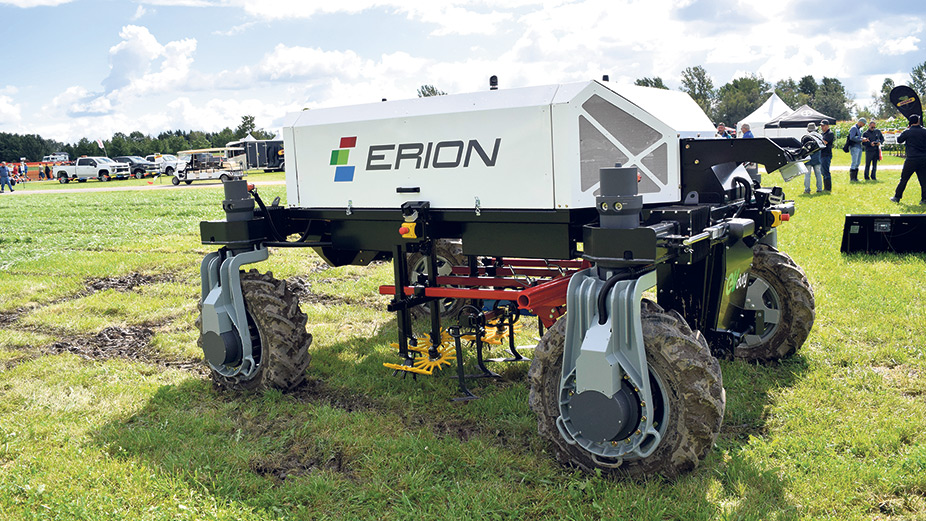 Développé par la compagnie québécoise Elmec, le robot Erion est conçu pour remplir différentes missions comme le désherbage mécanique inter et intra rangs et la collecte de données au champ. Photo : David Riendeau