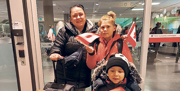 Mariia et ses deux garçons, Danylo et Volodymyr, arrivés au Québec depuis la fin novembre, logent chez des membres de leur famille, qui sont apiculteurs à l’île d’Orléans. Photo : Gracieuseté de Volodymyr Levchenko