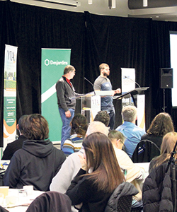 Avant la visite de leur ferme, près de Thetford Mines dans Chaudière-Appalaches, Denis et Charles Groleau ont expliqué avoir toujours en tête l’objectif de rembourser leurs dettes. Photo : Gracieuseté de Via Pôle d’expertise en services-conseils agricoles