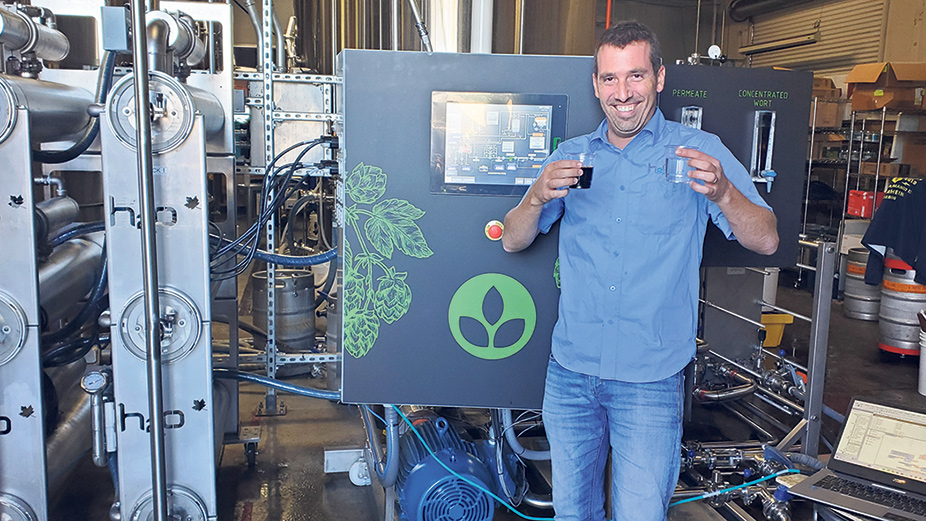 Matthieu Fortier, de H2O Innovation, montre les deux liquides obtenus par la nouvelle machine Hypermash servant à concentrer le moût de bière en sucre, dans les locaux de la brasserie Bottle Logic, en Californie. Photo : Gracieuseté de Matthieu Fortier