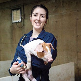 Kilianne Beaulieu offre des services de vaccination à forfait dans le secteur porcin depuis deux ans. Photo : Elzé Photographie