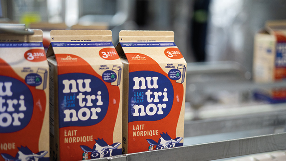 La coopérative Nutrinor estime que ses nouveaux emballages pour les formats de 2 litres et de 1 litre de lait de marque Lait Nordique sont carboneutres. Photo : Pranayama Photos
