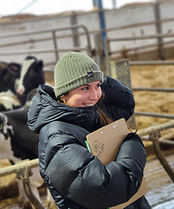 Malorie St-Amand, qui travaille dans une ferme d’alpagas depuis quelques mois, souhaitait découvrir d’autres types de production. Photo : Patricia Blackburn/TCN