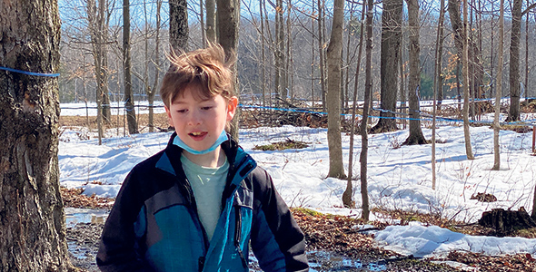 Le fils de Joël, Alexandre, semble une relève intéressée par la ferme et la petite érablière, lui qui a la dent sucrée! Photo : Martin Ménard/TCN