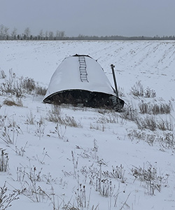 Alors qu’il était en voiture, le 25 décembre, à Alma, Gérard Mathieu a aperçu un silo à grains qui s’était envolé pour atterrir en bordure de la route. Photo : Gracieuseté de Gérard Mathieu