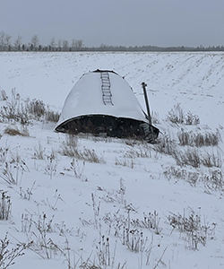 Alors qu’il était en voiture, le 25 décembre, à Alma, Gérard Mathieu a aperçu un silo à grains qui s’était envolé pour atterrir en bordure de la route. Photo : Gracieuseté de Gérard Mathieu