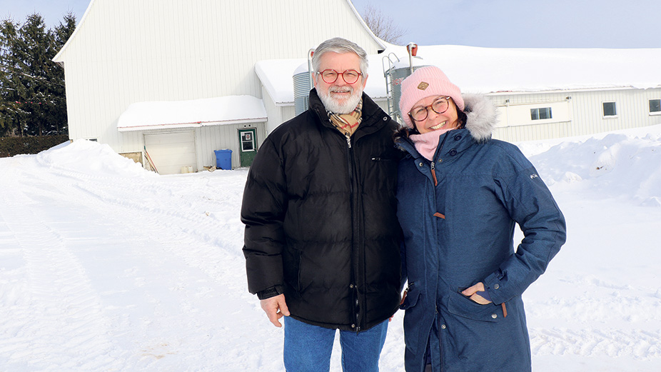 Après avoir travaillé dans le domaine de la santé, Pascal-André Bisson et Rachel White ont choisi la vie d’agriculteurs. Photo : Maurice Gagnon