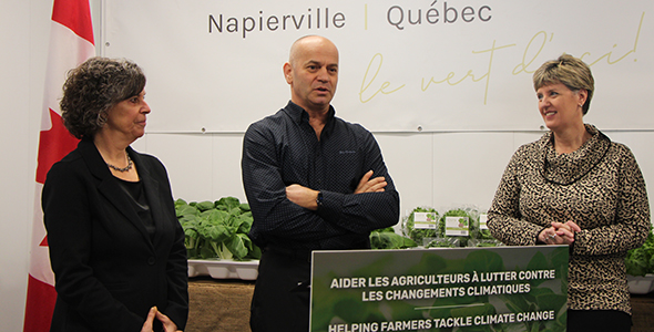 La ministre fédérale de l’Agriculture, Marie-Claude Bibeau (à droite), avec Solange et Sylvain Coallier, propriétaires de la Ferme G.S.P.M. de Napierville, en Montérégie.