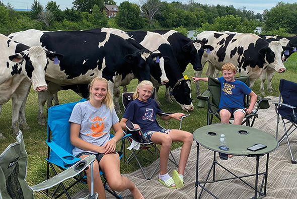 Pendant l’été, la famille profite des vacances scolaires pour faire du camping en emmenant avec elle quelques vaches au pâturage. Photo : Gracieuseté de la famille Anderson