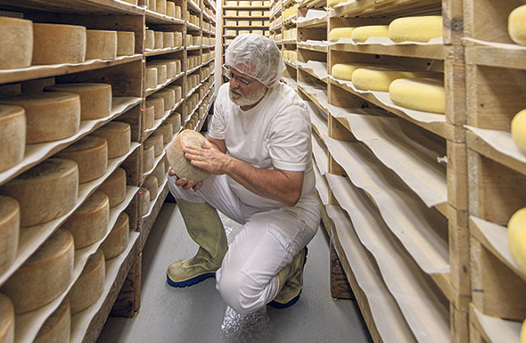 Pascal-André a passé deux mois en France pour apprendre le métier de fromager. Photo : Francis Fontaine Photographe