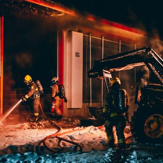Dix-huit pompiers sont intervenus pour maîtriser les flammes. Photo : William Bombardier
