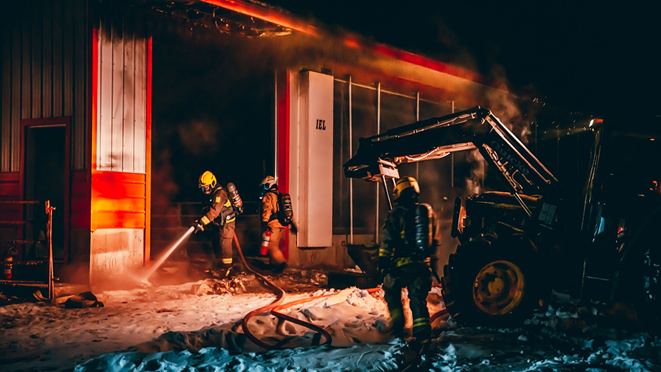 Dix-huit pompiers sont intervenus pour maîtriser les flammes. Photo : William Bombardier