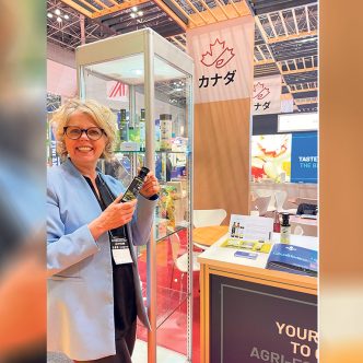 Chantal Van Winden a participé à une mission commerciale à Tokyo récemment, où elle a entre autres présenté son huile de caméline vierge. Photo : Gracieuseté de Chantal Van Winden