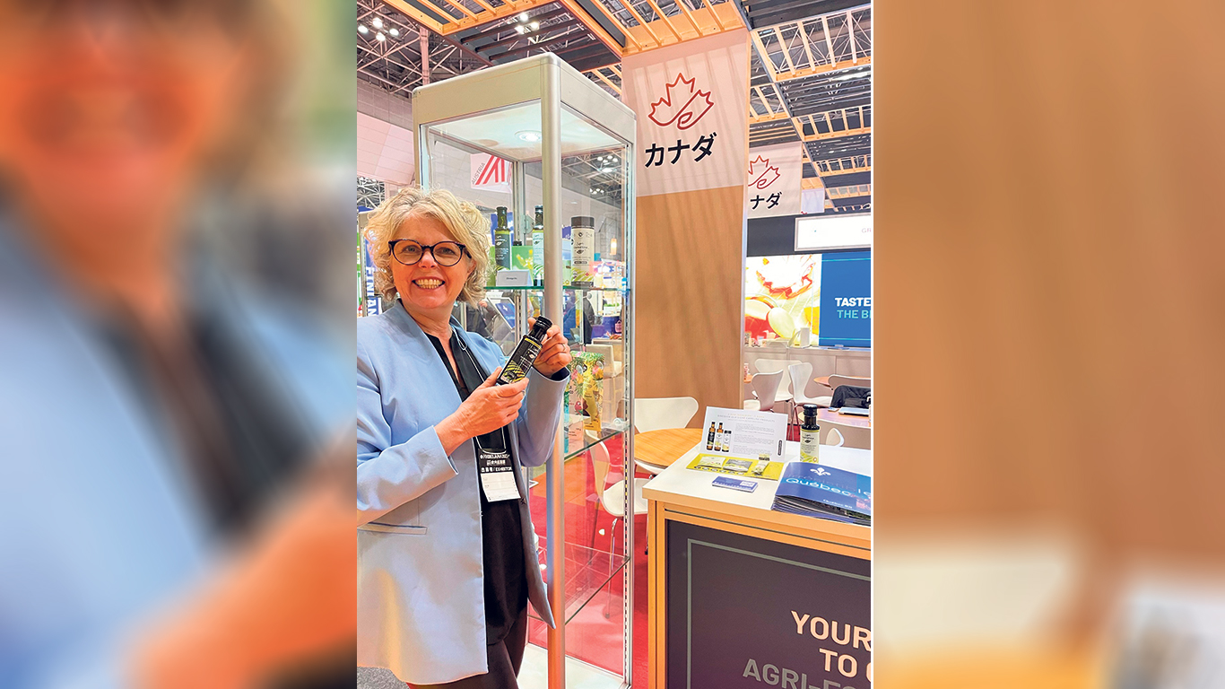 Chantal Van Winden a participé à une mission commerciale à Tokyo récemment, où elle a entre autres présenté son huile de caméline vierge. Photo : Gracieuseté de Chantal Van Winden