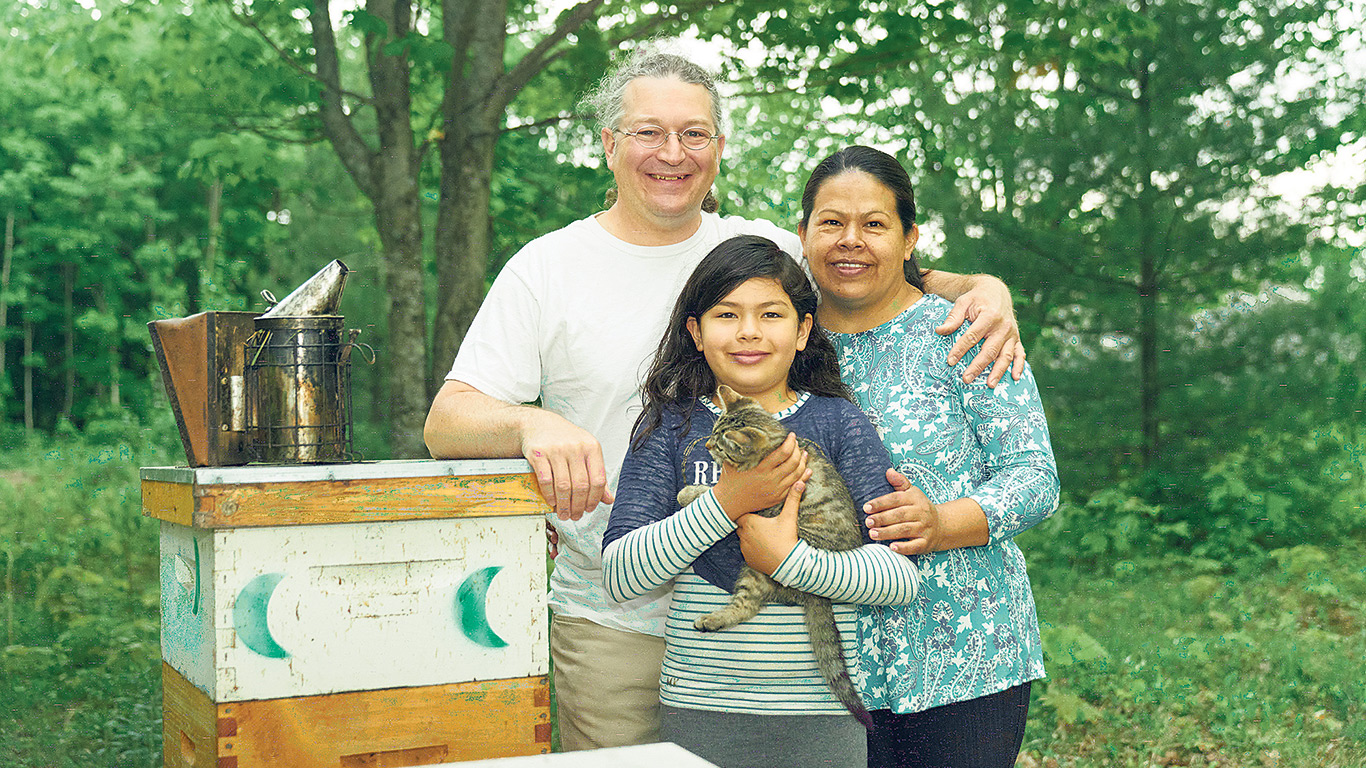 Jonathan Lessard, Carmen Serrano Rodriguez et leur fille Dafné cherchent à faire des merveilles avec leurs abeilles. Photo : Stefan Szary