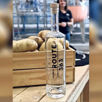 Chez Patates Dolbec, les patates déclassées, combinées avec des céréales produites à la ferme, sont maintenant transformées en vodka par la Distillerie Ubald. Photo : Archives/TCN