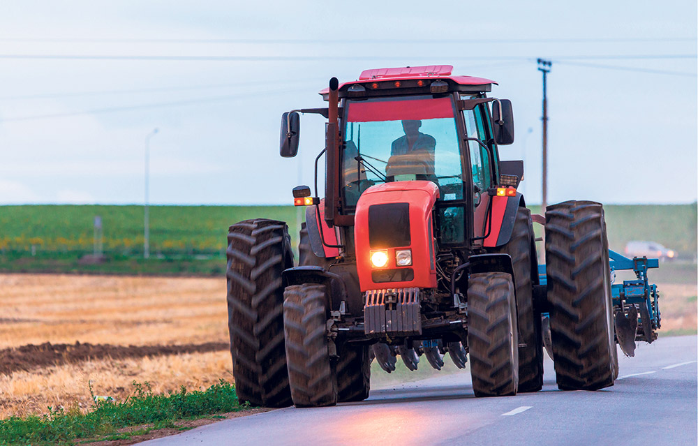 La fatigue peut être critique lors des déplacements sur le réseau routier à bord d’un véhicule agricole. Photo : Shutterstock