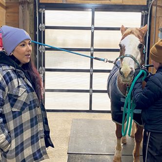 Lisa Vicaire est revenue vivre dans sa communauté de Timiskaming First Nation, où elle a ouvert une écurie qui offre des services d’équithérapie. Photo : Émilie Parent-Bouchard