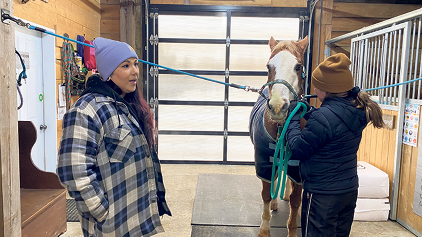 Lisa Vicaire est revenue vivre dans sa communauté de Timiskaming First Nation, où elle a ouvert une écurie qui offre des services d’équithérapie. Photo : Émilie Parent-Bouchard