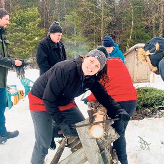 Amélie Bernier Girard, étudiante en gestion et technologies d’entreprise agricole du cégep de Sherbrooke, procède avec ses collègues à l’extraction de phloème pour fabriquer de la farine d’arbre. Photo : Nathalie Lanoix