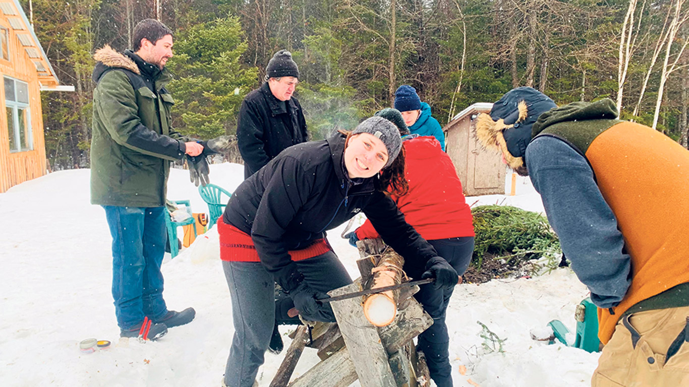 Amélie Bernier Girard, étudiante en gestion et technologies d’entreprise agricole du cégep de Sherbrooke, procède avec ses collègues à l’extraction de phloème pour fabriquer de la farine d’arbre. Photo : Nathalie Lanoix