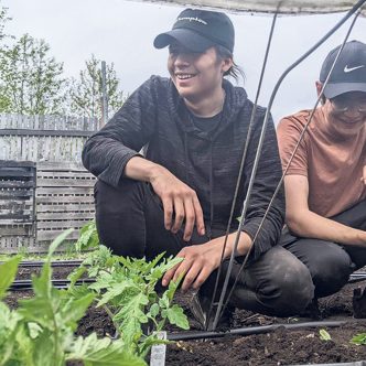 Différents intervenants du milieu agroalimentaire aident les Atikamekw à faire pousser leurs légumes afin d’améliorer la santé de leur communauté. Photo : Isabelle Touchette