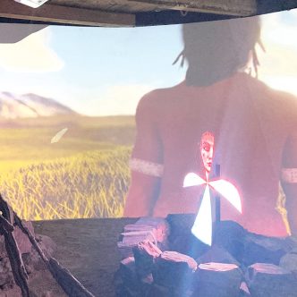 Le film La Femme bison blanc est projeté sur un écran 180 degrés, avec des hologrammes en avant-plan, dans la nouvelle salle de projection immersive de La Terre des Bisons, de Rawdon. Photo : Geneviève Quessy