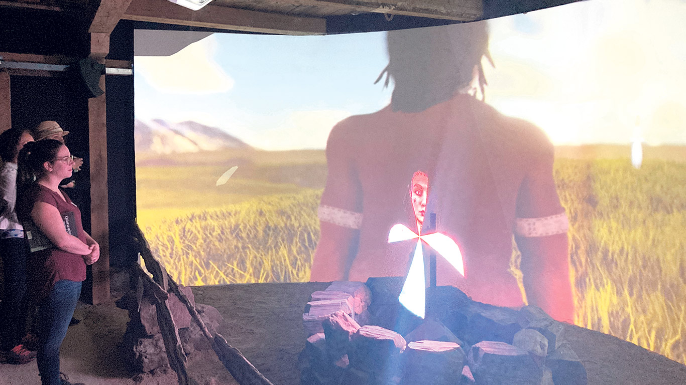 Le film La Femme bison blanc est projeté sur un écran 180 degrés, avec des hologrammes en avant-plan, dans la nouvelle salle de projection immersive de La Terre des Bisons, de Rawdon. Photo : Geneviève Quessy