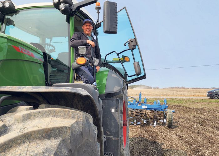 Guillaume Dallaire a fait appel à une fiducie agricole pour acheter une terre dont il a besoin. Dans cette situation, la location s’avère plus avantageuse que l’endettement, affirme-t-il. Photo : Gracieuseté de la Ferme Tournevent