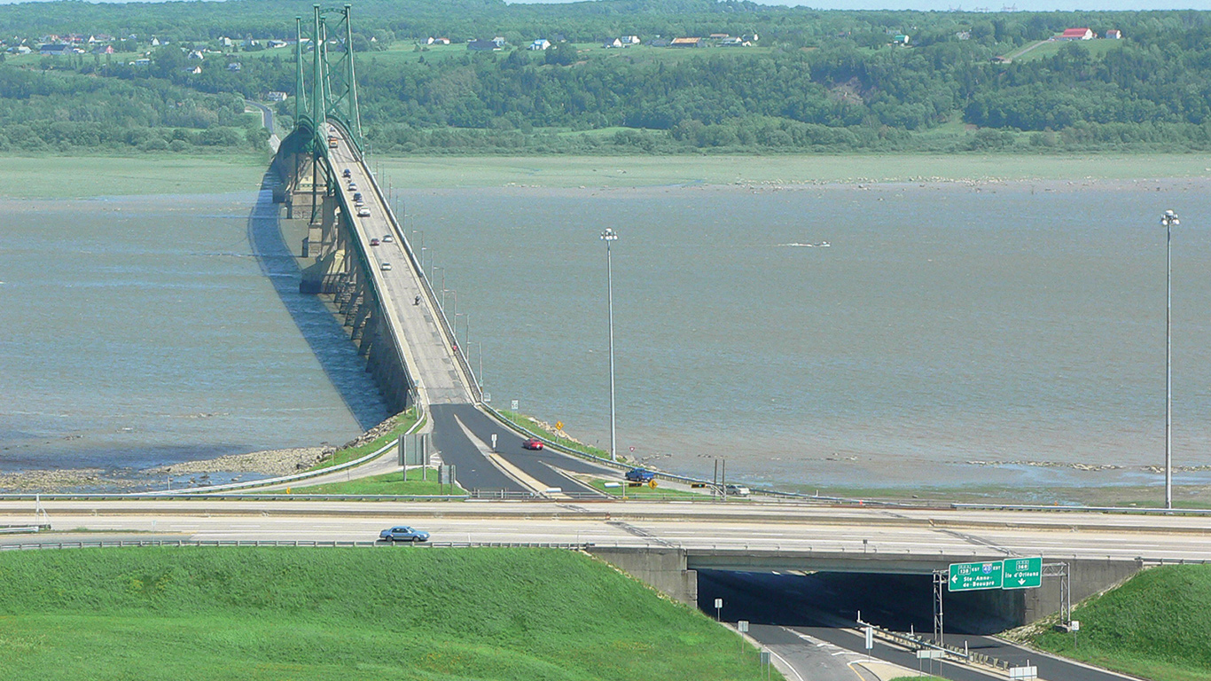 Des producteurs de l’île d’Orléans devront vivre jusqu’en 2028 avec les conséquences d’une limite de charge abaissée à 48 tonnes pour les semi-remorques sur le pont qui traverse le fleuve Saint-Laurent vers Québec. Photo : Gracieuseté de la MRC de L’Île d’Orléans
