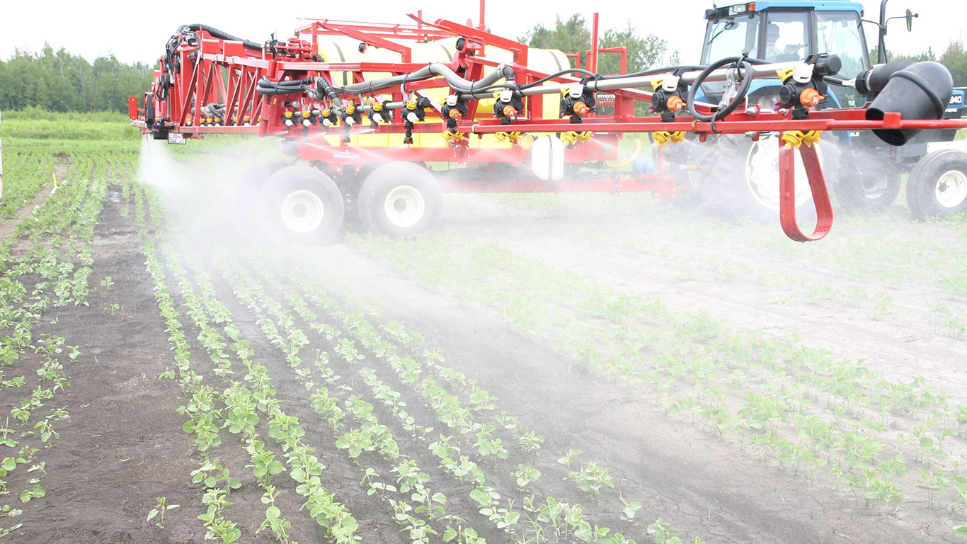Les ventes de pesticides dans le milieu agricole ont atteint 3,6 millions de kilogrammes d’ingrédients actifs en 2021, ce qui représente 72 % des ventes totales de pesticides, selon le plus récent bilan du ministère de l’Environnement du Québec. Photo : Archives/TCN