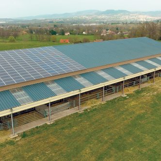 Bien que certaines technologies ne soient pas encore au point, d’autres composantes de l’étable du futur, comme les panneaux photovoltaïques intégrés à la structure du toit existent déjà, souligne Vern Osborne.