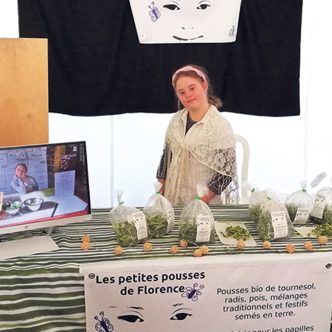 Depuis 6 ans, Florence Saint-Yves cultive des pousses qu’elle vend entre autres dans des kiosques. Photo : Gracieuseté de Julie Pilon