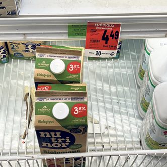 Cette photo prise au mois de mai dans un Metro de la Montérégie affiche du lait bio 3,8 % à 8,19 $ pour le carton de deux litres. Photo : Martin Ménard/TCN