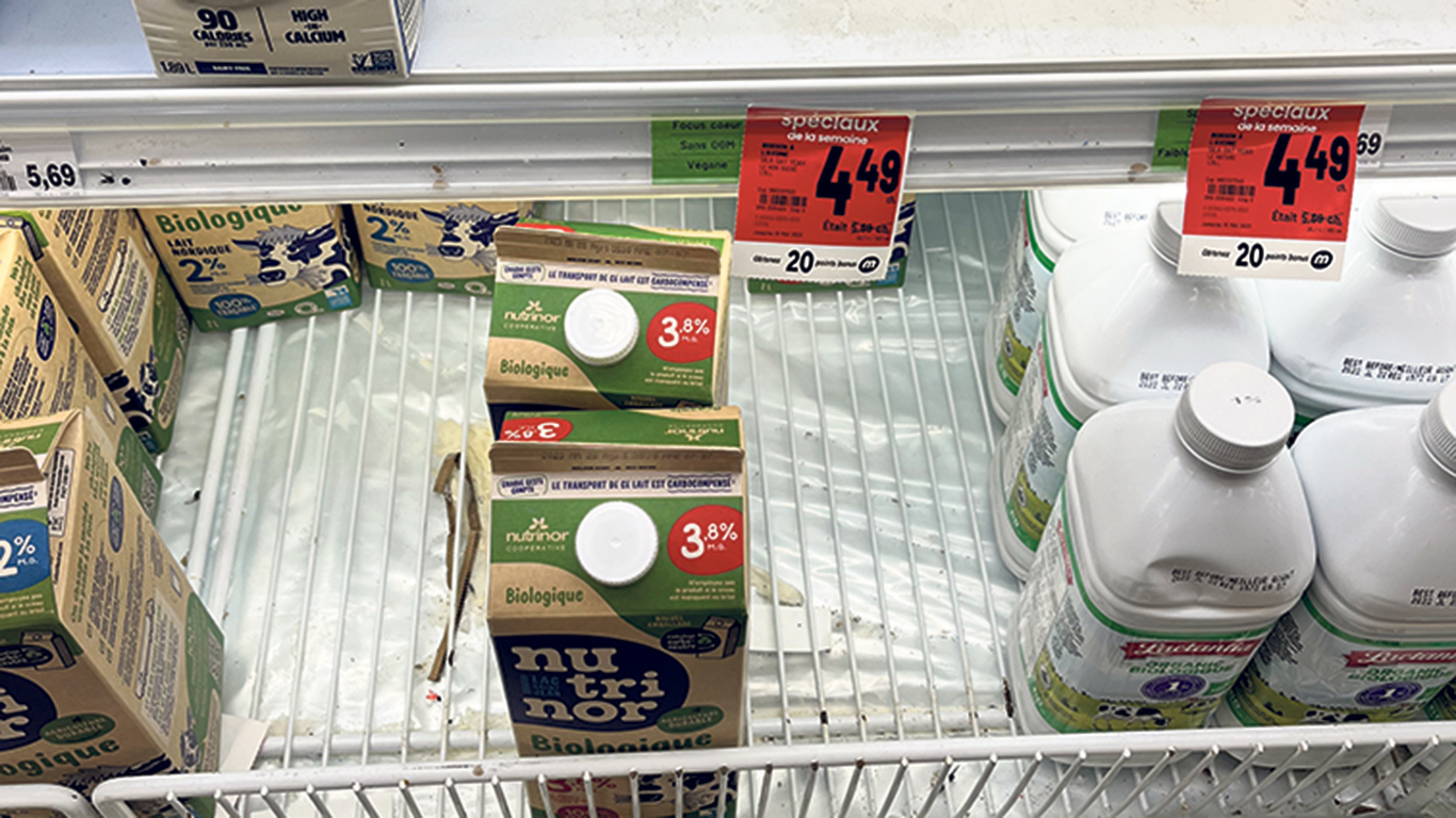 Cette photo prise au mois de mai dans un Metro de la Montérégie affiche du lait bio 3,8 % à 8,19 $ pour le carton de deux litres. Photo : Martin Ménard/TCN