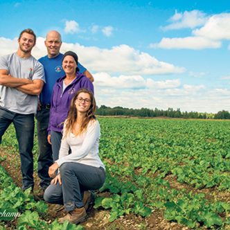 Alexandre et Donald Monchamp, Manon Hamelin et Kaciane Monchamp cultivent le radis noir à leur ferme de Saint-Michel, en Montérégie. Photo : Gracieuseté de Kaciane Monchamp