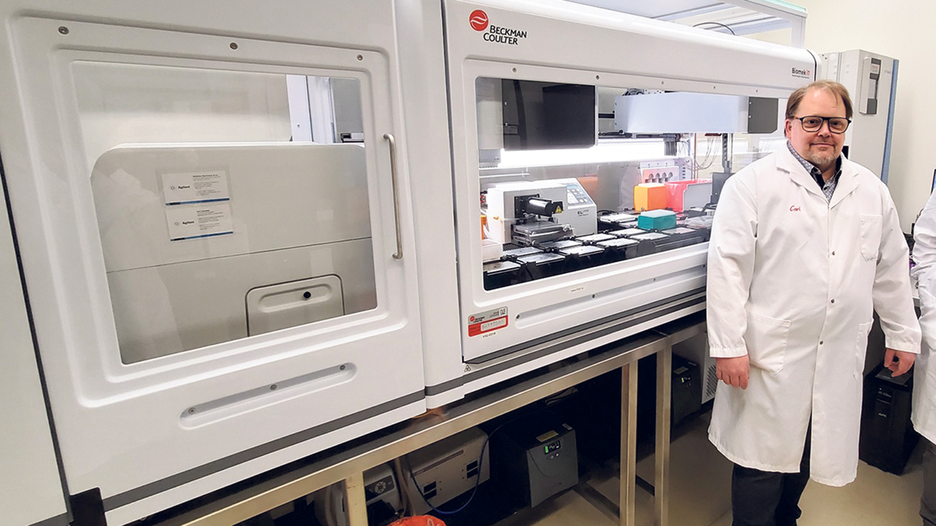 Carl Gagnon devant le nouvel appareil d’automatisation des analyses du Centre de diagnostic vétérinaire de l’Université de Montréal. Photo : Gracieuseté de l’Université de Montréal