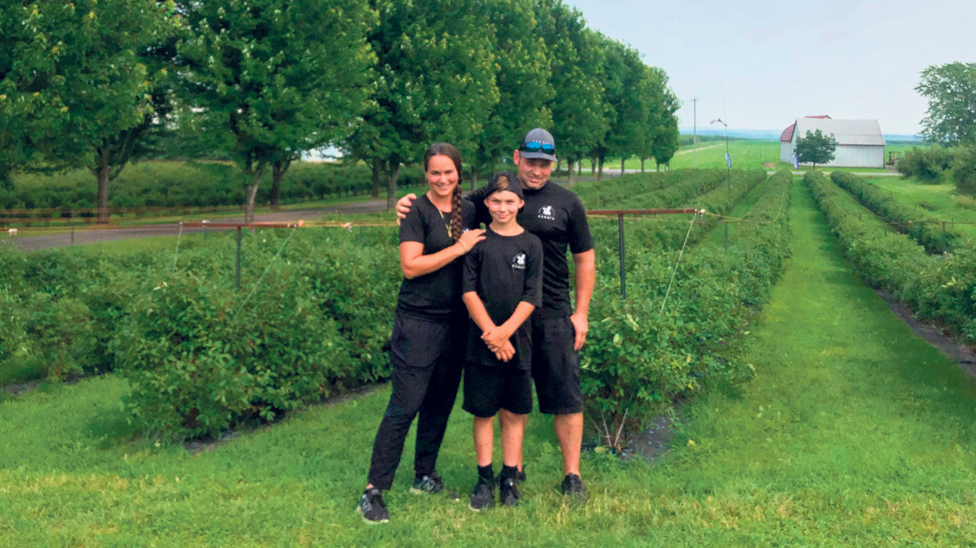 Ariane Bonneville-Hébert, Rick Favreau et leur fils, Théo, devant les deux premières parcelles qu’ils ont cultivées au Verger Cammia. Photo : Nazdar Roy/TCN