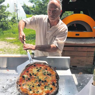 Réjean Côté prépare lui-même la pizza pour ses clients qui viennent à la ferme. En plus du fromage et de la farine bio, son secret réside dans sa sauce à base de tomates cerises confites. Photo : Gracieuseté du Potager merci la terre