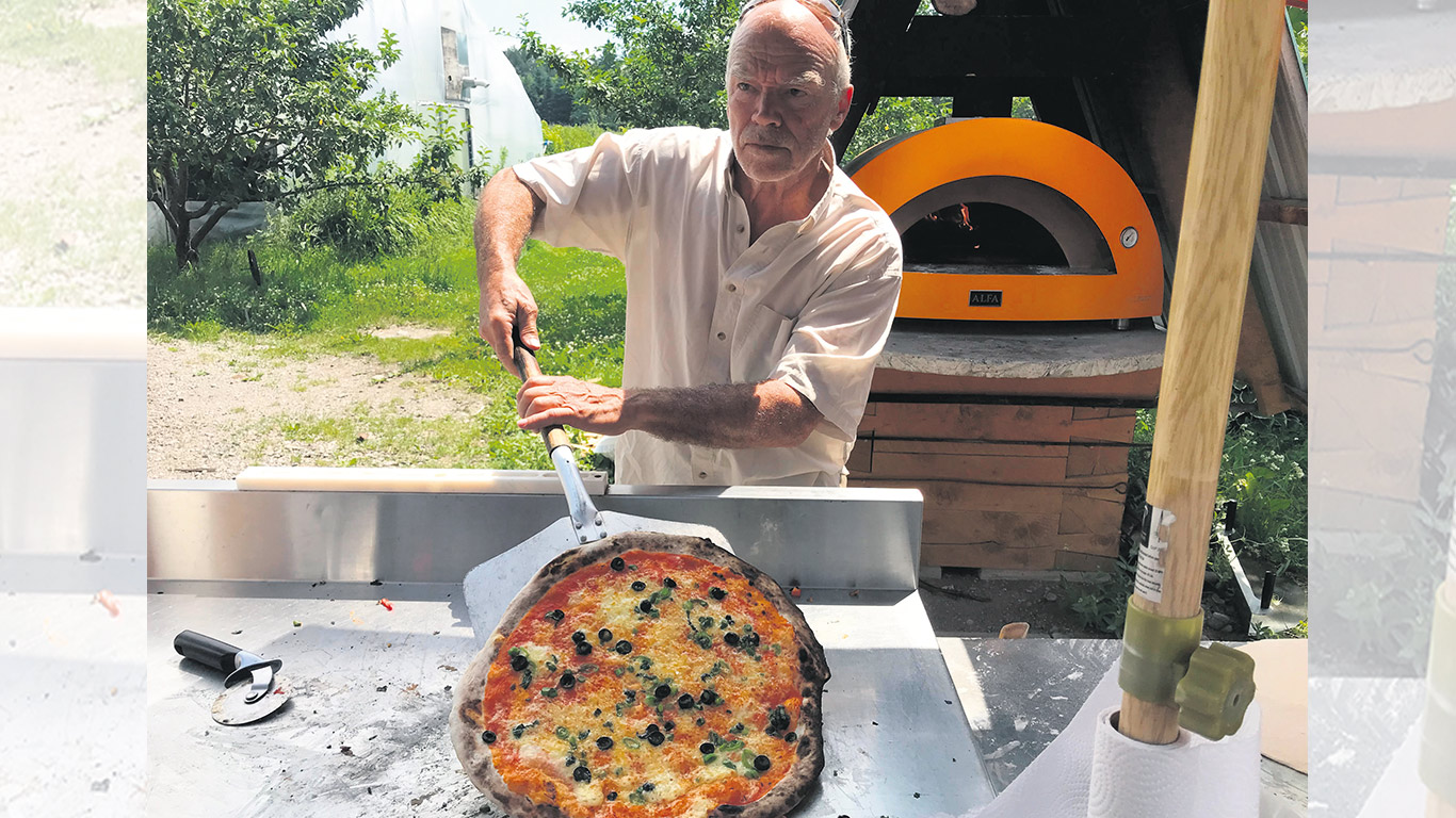 Réjean Côté prépare lui-même la pizza pour ses clients qui viennent à la ferme. En plus du fromage et de la farine bio, son secret réside dans sa sauce à base de tomates cerises confites. Photo : Gracieuseté du Potager merci la terre