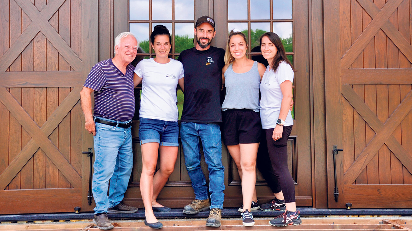 La famille Proulx a fait construire un bâtiment d’accueil digne d’un vignoble pour recevoir des groupes de visiteurs. Serge Proulx est accompagné de ses enfants, Anne-Marie, Étienne, Marie-Michèle et Mylène. Photo : André Laroche