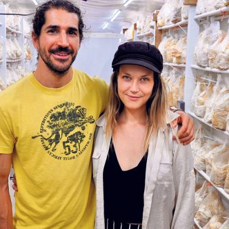 Ignacio Fernandez et Julie Forest cultivent une grande variété de champignons gourmets à leur ferme Le Réseau souterrain, fondée à l’automne 2022 à Sherbrooke. Photos : André Laroche