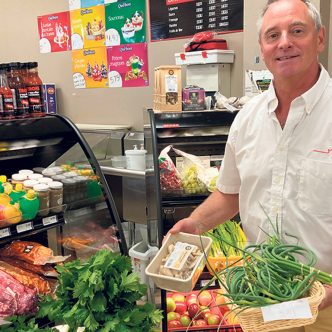 Steeve Gagné, propriétaire du magasin Bonisoir de Baie-Trinité, est très heureux d’avoir l’occasion d’offrir à ses clients des produits frais cultivés localement. Photo : Geneviève Quessy