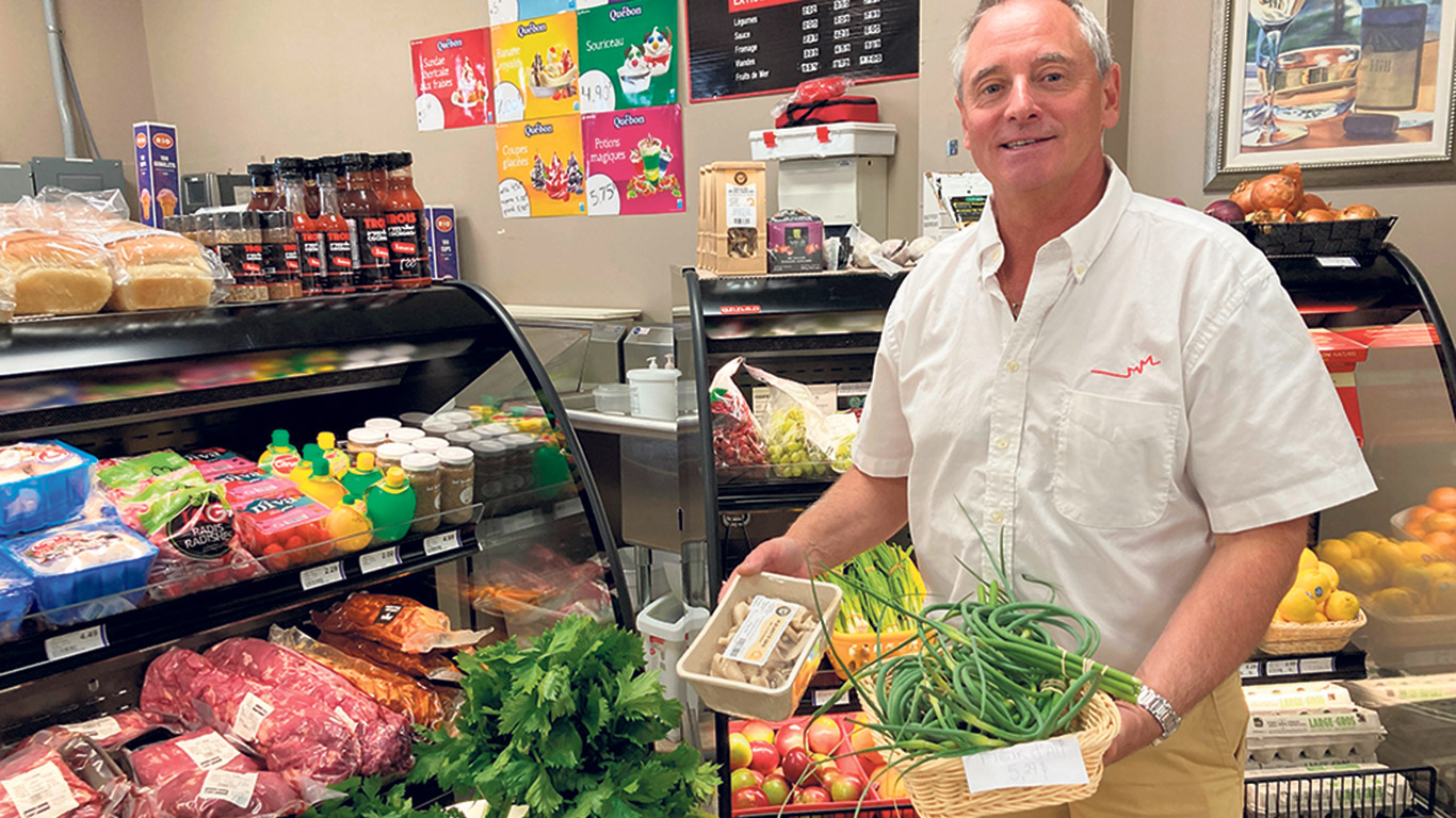 Steeve Gagné, propriétaire du magasin Bonisoir de Baie-Trinité, est très heureux d’avoir l’occasion d’offrir à ses clients des produits frais cultivés localement. Photo : Geneviève Quessy
