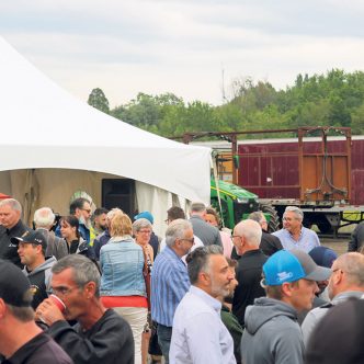 Le 4 août, à Sainte-Clotilde, en Montérégie, une centaine de producteurs maraîchers se sont réunis, à l’invitation de l’Union des producteurs agricoles, pour réclamer une aide de Québec. Photo : Nazdar Roy/TCN