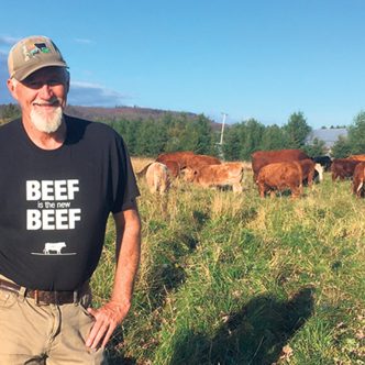 Bryan Maloney affirme que les producteurs vache-veau ne parlent pas assez de rentabilité. Pour freiner la décroissance de cette production, il importe, selon lui, d’améliorer la gestion des élevages et d’accroître les connaissances de mise en marché. Photo : Gracieuseté de la Ferme Brylee